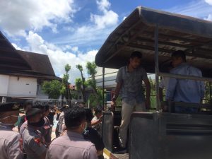 Waspada Corona, Polisi Bubarkan Pengunjuk Rasa ‘Omnibus Law’ di DPRD Sultra
