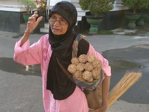 Ogah Ngemis, Nenek 70 Tahun Asal Butur ini Pilih Jadi Pengrajin Sapu Lidi