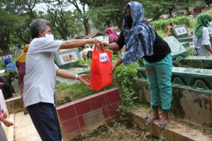 Jelang Ramadhan, Bulog Bagi Sembako ke Pembersih Kubur Punggolaka