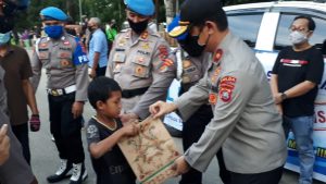 Program Berbagi Panganan Berbuka Polda Sultra Fokus Zona Merah Covid-19