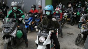 Forum Jurnalis Kendari Bagi Sembako Gratis ke Pemulung dan Ojol