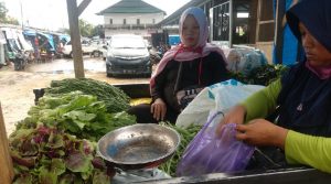 Pasar Baruga Macet Jelang ‘Lockdown’ Lokal, Sayur Diobral Murah