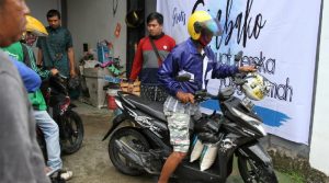 Gunakan Jasa Ojol, Forum Jurnalis Se-Sultra Sebar Paket Sembako Gratis ke Warga Miskin