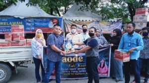 Relawan Milenial La Ode Ida ‘Door to Door’ Bagi Sembako ke Warga Terdampak Covid-19
