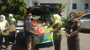 ‘Emak-Emak’ IAD Sultra Kompak Urungan Bagi Sembako dan Masker Gratis ke Pemulung