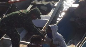 Pakai Perahu, Forum Lintas Media & Aparat Sebar Masker & Sembako ke Nelayan Bajo Soropia