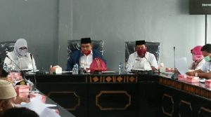 Pimpin Rapat Zakat, Abu Hasan Ingatkan Warganya Hindari Berkunjung ke Zona Merah Corona