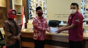 Mudahkan Input Data, Bupati Abu Hasan Beri 17 Unit Tablet ke Pendampig PKH