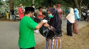 Komunitas Anak Lorong Fookuni Raha Berbagi Sembako Warga Terdampak Corona di Muna dan Kendari