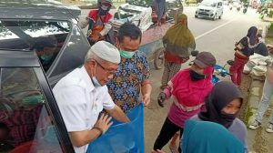 Wagub Lukman Abunawas Sisir Kota Kendari Bagi Takjil dan Donasi