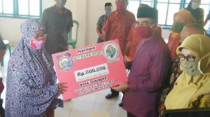 Serahkan BLT di Kulisusu, Bupati Abu Hasan Pastikan Bantuan Tepat Sasaran
