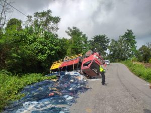 Truk Terbalik di Poros Lasusua, Kaca Senilai Rp 80 Juta Hancur