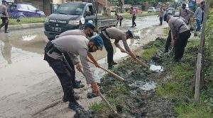 Aksi Bersih-Bersih Brimob Polda Sultra Peringati Hari Lahir Pancasila