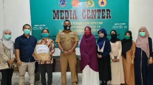Persatuan Terapis Gigi dan Mulut Bagi-bagi Masker ke Penumpang Kapal