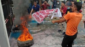 Jelang Kedatangan TKA China Gelombang II : Kantor Imigrasi Didemo, Pagar Dijebol dan Dilempari Sampah