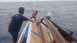 Kapal Bermuatan Lima Orang Mati Mesin Usai Dihantam Ombak di Perairan Buton
