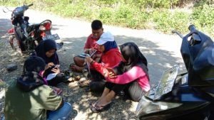 Akses Internet Sulit, Pelajar di Kabaena Terpaksa Kerjakan Tugas di Jalanan