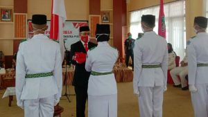 Wali Kota Kendari Kukuhkan Pengibar Bendera HUT RI