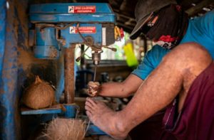 Kelompok Disabilitas Binaan Pertamina ini Raih Omzet 17 Juta/Bulan dari Batok Kelapa