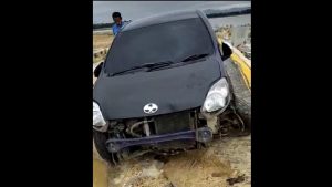Belajar Menyetir, Mobil Rental Terjungkir di Masjid Al Alam
