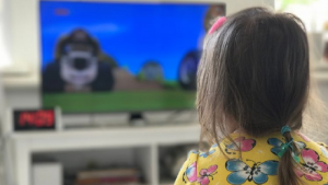 Anak Nonton TV Terlalu Sering? Waspadai Dampak Negatifnya