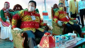 Kenakan Tenun Masalili, Rusman-Bachrun Jadi Pendaftar Pertama di KPU Muna