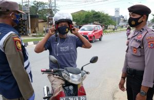 Awas ! Polisi Pratroli Masker, yang Bandel Dihukum Push Up