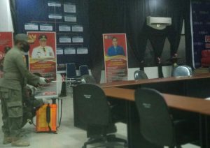 Arena Rapat Dihadiri Dokter Ridwan Disemprot Disinfektan