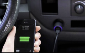 Jangan Sembarang Cas Ponsel di Mobil, Ada Aturannya