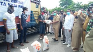 Salurkan Bansos Beras ‘Covid-19’ Butur, Burhanuddin : Jangan Salah Alamat !