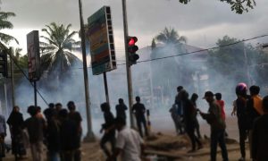 Memanas, Polisi Tembak Gas Air Mata ke Demonstran