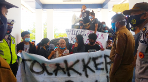 Pertahankan Kepsek Cabul, Dikbud Sultra Didemo Siswa dan Almuni SMAN 9 Kendari