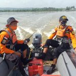 Tim Basarnas Kendari melakukan pencarian pemancing yang hilang di Sungai Batu Gong Konawe. Foto : Basarnas Kendari