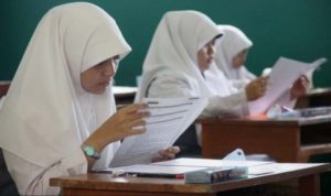 Dikbud Larang Guru Agama Wajibkan Siswa Pakai Atribut Agama