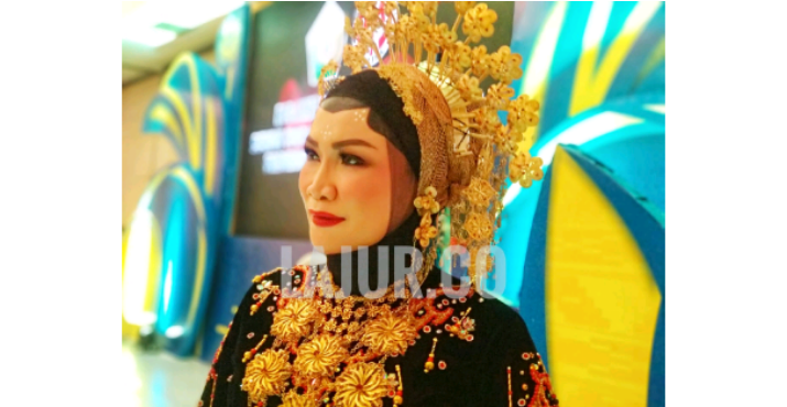 Kenakan Baju Adat Anawai Ngguluri, Titin Nurbaya Kery Konggoasa Tampil Anggun di Catwalk HKG PKK ke-49