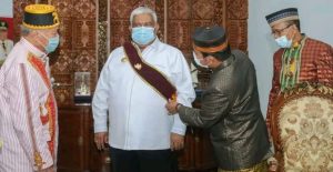 Gubernur Didaulat Menjadi Ketua Majelis Adat Kerajaan Nusantara Sultra