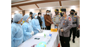 Kapolri Tinjau Vaksinasi Massal di Manado