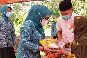 Diselingi Kampanye Prokes, Rosma Achmad Lamani Berbagi Paket Sembako ke Warga Lansia Muna Barat