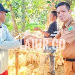 Kabag Humas dan Protokoler Pemda Konawe, Sukri Nur menyerahkan bantuan ayam potong dari Bupati Kery S Konggoasa ke warganya.