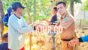 Stok Habis, Bupati Kery Ganti Paket Sembako Dengan Ayam Potong Dibagi-bagi ke Warganya