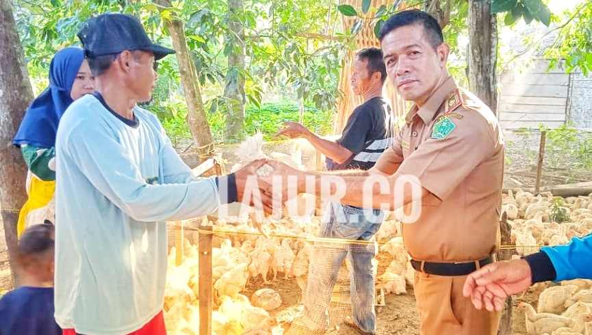 Kabag Humas dan Protokoler Pemda Konawe, Sukri Nur menyerahkan bantuan ayam potong dari Bupati Kery S Konggoasa ke warganya.