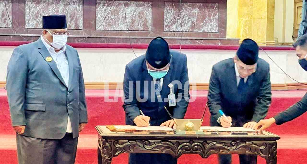 Penyerahan hasil pemeriksaan atas Laporan Keuangan Provinsi Sultra tahun 2020 dari BPK RI kepada Ketua DPRD Sultra, Abdurahman Saleh dan Gubernur Sultra, Ali Mazi, Jumat (4/6/2021).
