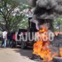 Massa menolak kebijakan PPKM melakukan aksi bakar ban di depan Kantor Bupati Konawe.