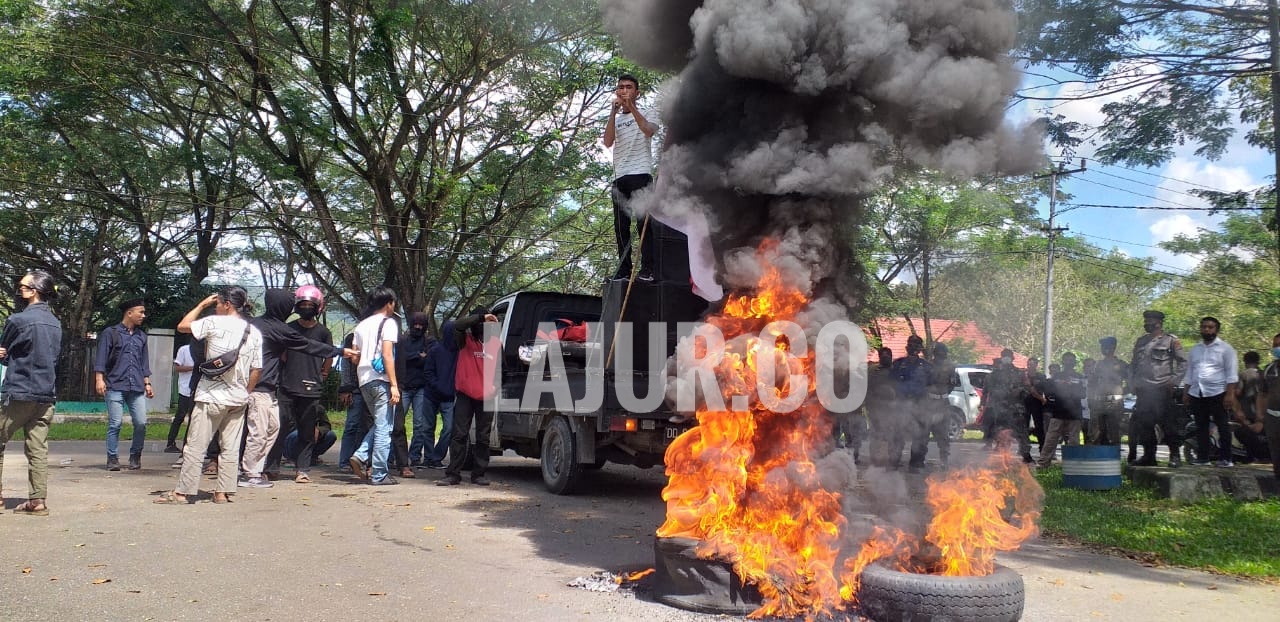 Massa menolak kebijakan PPKM melakukan aksi bakar ban di depan Kantor Bupati Konawe.