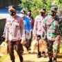 Kapolda bersama Danrem 143/HO menyisir Kota Kendari sambil membawa bantuan ke warga terdampak Covid-19.