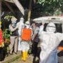 Tim RSU Bhayangkara Kendari mengevaluasi lansia yang ditemukan meninggal di dalam rumahnya.