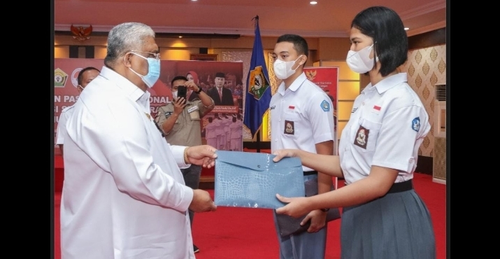 Gubernur Sultra, Ali Mazi melepas dua calon Paskibraka nasional di Rujab Gubernur Sultra. Foto : Khuming