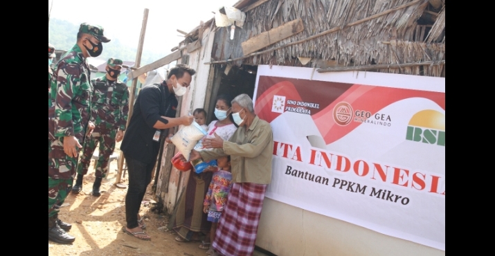 Bantuan paket sembako ke masyarakat Suku Bajo Konawe dibagikan secara dor to dor. Program bansos ini diinisiasi oleh PT Geo Gea Mineralindo dan PR Sino Indonikel dibantu Kodim 1417 Kendari.