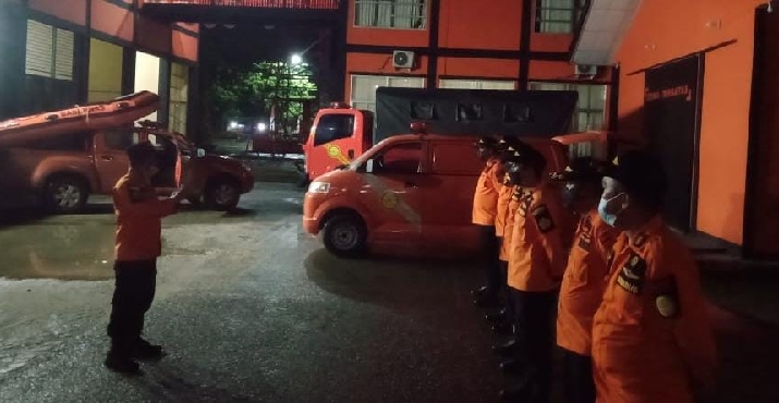 Tim Basarnas Kendari tengah bersiap menuju TKP mahasiswa pecinta alam yang terjebak di Gunung Amonggedo Konawe.