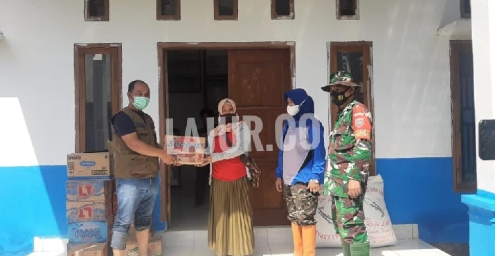 BPBD Konawe menyerahkan bantuan logistik ke korban banjir dua desa di Kecamatan Pondidaha.